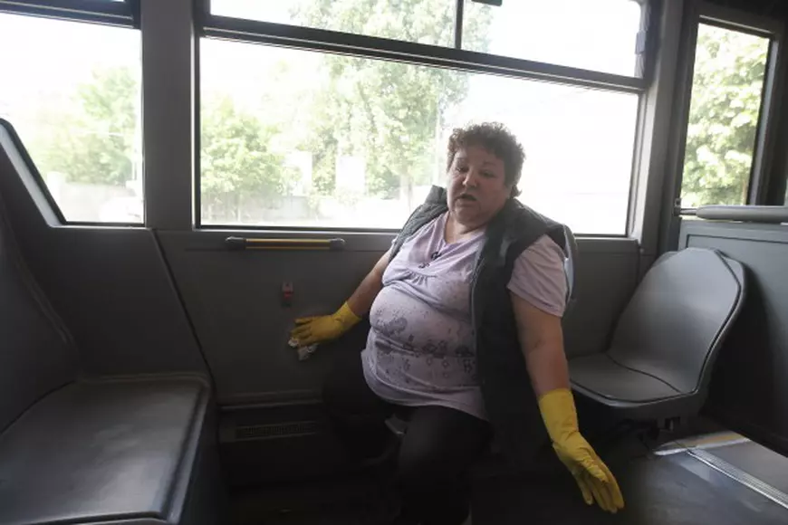 ”Aici am frecat atât de mult cu substanţe concentrate pentru a înlătura scrierile încât s-a distrus plasticul„