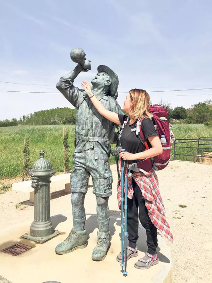 Șosete + sandale și baston: iată o ținută deloc potrivită pentru o divă, dar perfectă pentru pelerinaj