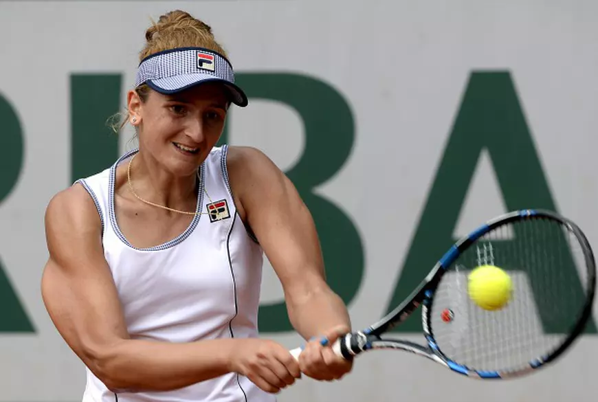 epa05331867 Irina-Camelia Begu of Romania in action against Annika Beck of Germany during their women's single third round match at the French Open tennis tournament at Roland Garros in Paris, France, 27 May 2016.??? EPA/Caroline Blumberg