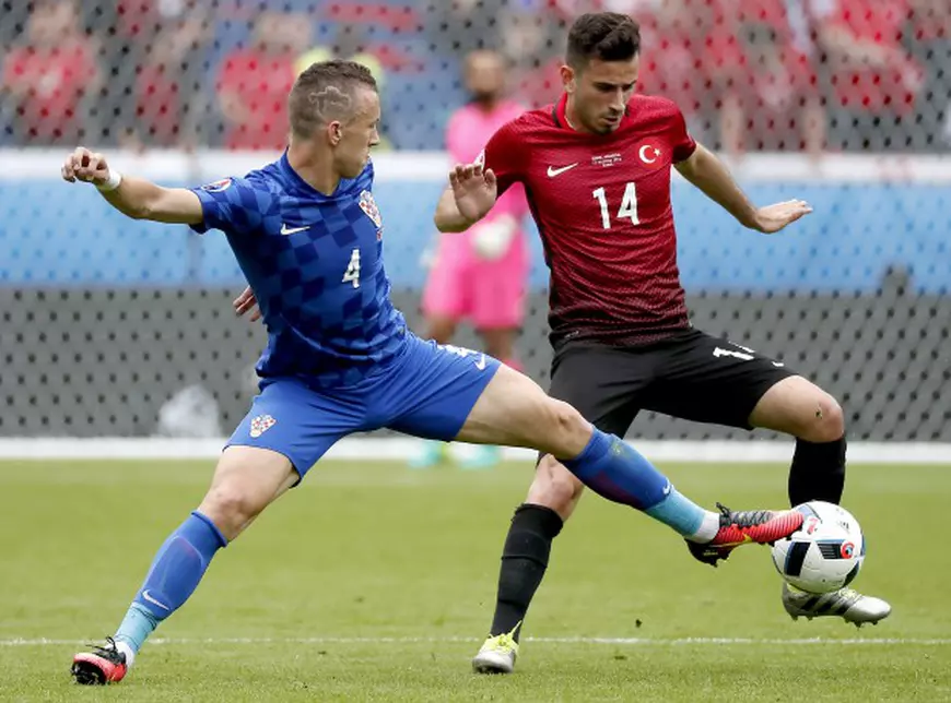 epa05359000 Oguzhan Ozyakup of Turkey (R) and Ivan Perisic of Croatia in action during the UEFA EURO 2016 group D preliminary round match between Turkey and Croatia at Parc des Princes in Paris, France, 12 June 2016. (RESTRICTIONS APPLY: For editorial news reporting purposes only. Not used for commercial or marketing purposes without prior written approval of UEFA. Images must appear as still images and must not emulate match action video footage. Photographs published in online publications (whether via the Internet or otherwise) shall have an interval of at least 20 seconds between the posting.) EPA/IAN LANGSDON EDITORIAL USE ONLY EPA/IAN LANGSDON EDITORIAL USE ONLY EDITORIAL USE ONLY