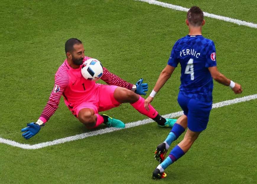 epa05359252 Ivan Perisic (R) of Croatia in action against Turkey's goalkeeper Volkan Babacan (L) during the UEFA EURO 2016 group D preliminary round match between Turkey and Croatia at Parc des Princes in Paris, France, 12 June 2016. (RESTRICTIONS APPLY: For editorial news reporting purposes only. Not used for commercial or marketing purposes without prior written approval of UEFA. Images must appear as still images and must not emulate match action video footage. Photographs published in online publications (whether via the Internet or otherwise) shall have an interval of at least 20 seconds between the posting.) EPA/SRDJAN SUKI EDITORIAL USE ONLY