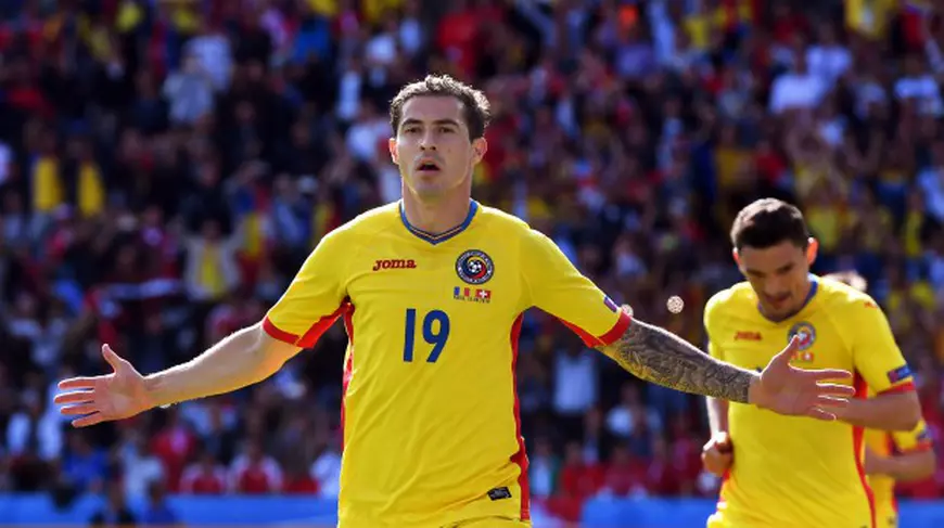 epa05367301 Bogdan Stancu of Romania celebrates after scoring the 1-0 lead from the penalty spot during the UEFA EURO 2016 group A preliminary round match between Romania and Switzerland at Parc de Princes in Paris, France, 15 June 2016. (RESTRICTIONS APPLY: For editorial news reporting purposes only. Not used for commercial or marketing purposes without prior written approval of UEFA. Images must appear as still images and must not emulate match action video footage. Photographs published in online publications (whether via the Internet or otherwise) shall have an interval of at least 20 seconds between the posting.) EPA/GEORGI LICOVSKI EDITORIAL USE ONLY