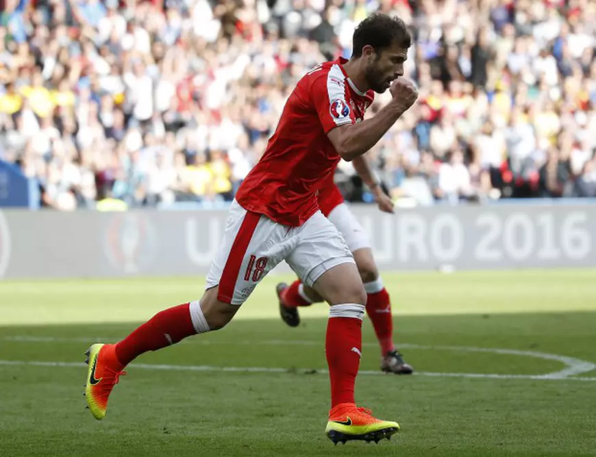 epa05367479 Admir Mehmedi of Switzerland celebrates after scoring the 1-1 goal during the UEFA EURO 2016 group A preliminary round match between Romania and Switzerland at Parc de Princes in Paris, France, 15 June 2016. (RESTRICTIONS APPLY: For editorial news reporting purposes only. Not used for commercial or marketing purposes without prior written approval of UEFA. Images must appear as still images and must not emulate match action video footage. Photographs published in online publications (whether via the Internet or otherwise) shall have an interval of at least 20 seconds between the posting.) EPA/YOAN VALAT EDITORIAL USE ONLY