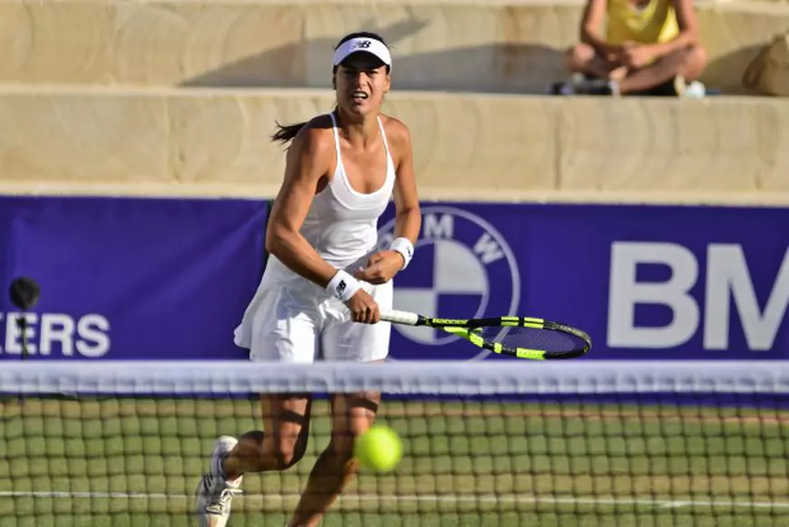 epa05373634 Romanian Sorana Cirstea returns a ball to Serbian Jelena Jankovic during the quarter-final match of the Mallorca Open 2016 played at Santa Ponsa court in Majorca, Balearic Islands, Spain, 17 June 2016. EPA/ATIENZA