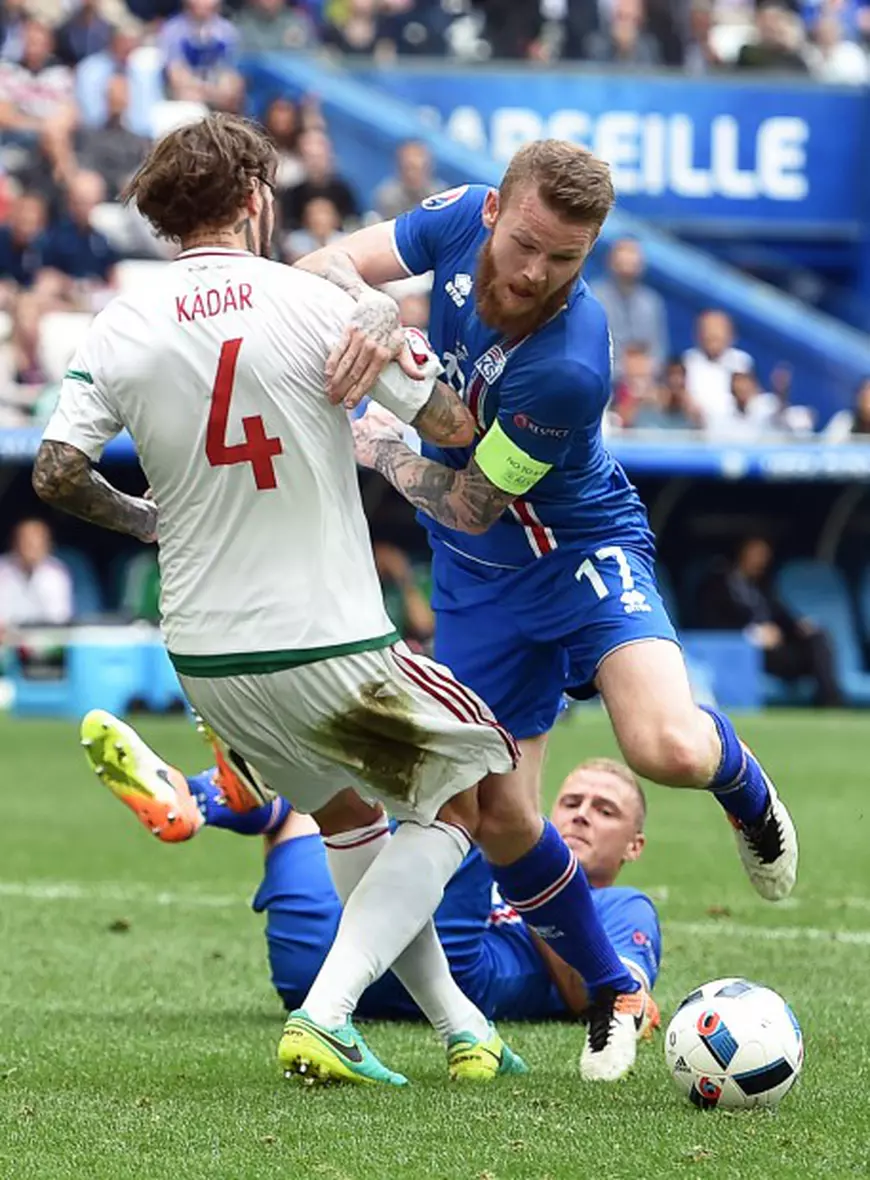 epa05375578 Aron Gunnarsson (R) of Iceland is fouled by Tamas Kadar (L) of Hungary in the penalty box during the UEFA EURO 2016 group F preliminary round match between Iceland and Hungary at Stade Velodrome in Marseille, France, 18 June 2016. (RESTRICTIONS APPLY: For editorial news reporting purposes only. Not used for commercial or marketing purposes without prior written approval of UEFA. Images must appear as still images and must not emulate match action video footage. Photographs published in online publications (whether via the Internet or otherwise) shall have an interval of at least 20 seconds between the posting.) EPA/PETER POWELL EDITORIAL USE ONLY