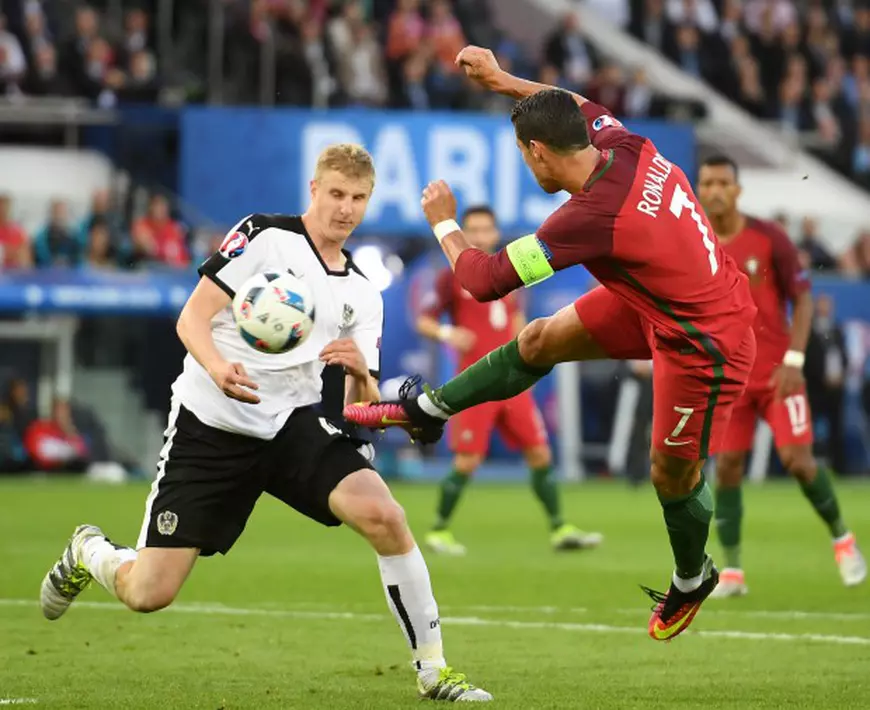 epa05376204 Martin Hinteregger (L) of Austria and Cristiano Ronaldo of Portugal in action during the UEFA EURO 2016 group F preliminary round match between Portugal and Austria at Parc des Princes in Paris, France, 18 June 2016. (RESTRICTIONS APPLY: For editorial news reporting purposes only. Not used for commercial or marketing purposes without prior written approval of UEFA. Images must appear as still images and must not emulate match action video footage. Photographs published in online publications (whether via the Internet or otherwise) shall have an interval of at least 20 seconds between the posting.) EPA/GEORGI LICOVSKI EDITORIAL USE ONLY