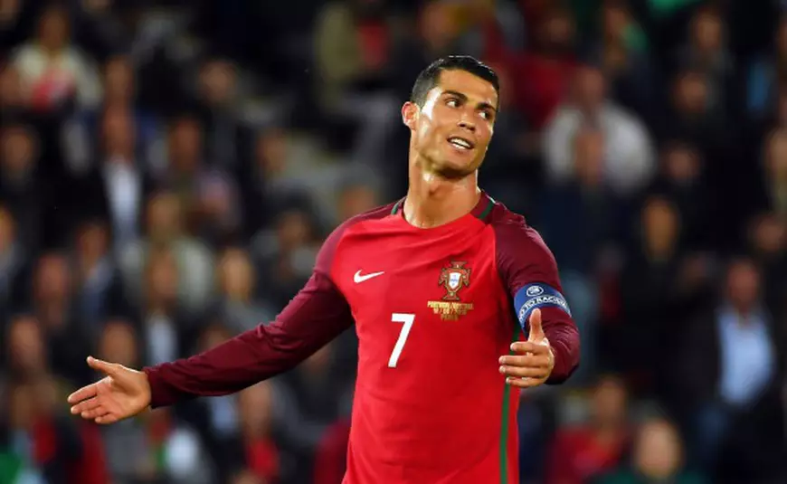 epa05376350 Cristiano Ronaldo of Portugal reacts during the UEFA EURO 2016 group F preliminary round match between Portugal and Austria at Parc des Princes in Paris, France, 18 June 2016. (RESTRICTIONS APPLY: For editorial news reporting purposes only. Not used for commercial or marketing purposes without prior written approval of UEFA. Images must appear as still images and must not emulate match action video footage. Photographs published in online publications (whether via the Internet or otherwise) shall have an interval of at least 20 seconds between the posting.) EPA/FILIP SINGER EDITORIAL USE ONLY