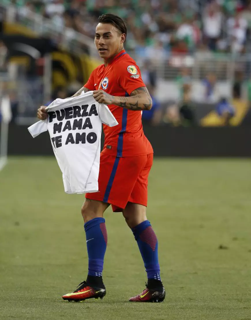 epa05376804 Chile forward Eduardo Vargas (C) celebrates after scoring a goal against Mexico in the second half of their quarter-final soccer match of the Copa America Centenario at Levi's Stadium in Santa Clara, California, USA, 18 June 2016. Chile beat Mexico 7-0. EPA/MONICA M. DAVEY