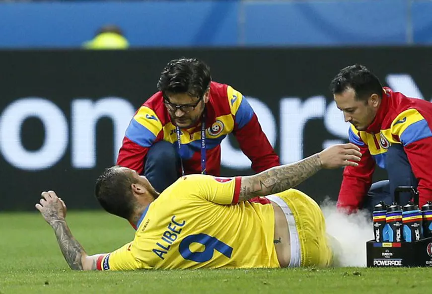 epa05378383 Denis Alibec of Romania receives treatment during the UEFA EURO 2016 group A preliminary round match between Romania and Albania at Stade de Lyon in Lyon, France, 19 June 2016. (RESTRICTIONS APPLY: For editorial news reporting purposes only. Not used for commercial or marketing purposes without prior written approval of UEFA. Images must appear as still images and must not emulate match action video footage. Photographs published in online publications (whether via the Internet or otherwise) shall have an interval of at least 20 seconds between the posting.) EPA/SERGEY DOLZHENKO EDITORIAL USE ONLY