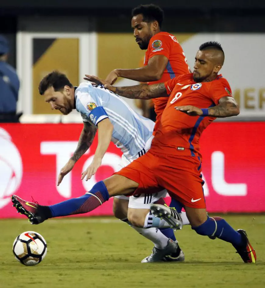 epa05393679 Chile's Arturo Vidal (R) in action against Argentina's Lionel Messi (L) during extra time of during the extra time of the COPA America Centenario USA 2016 Cup final match between Argentina and Chile at the MetLife Stadium in East Rutherford, New Jersey, USA, 26 June 2016. EPA/JASON SZENES