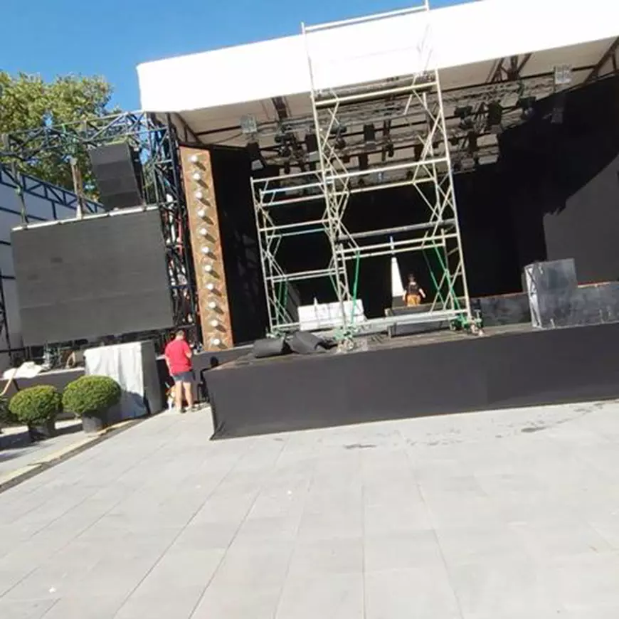 De dimineață, organizatorii lucrau de zor la amenajatea scenei pentru spectacolele de teatru