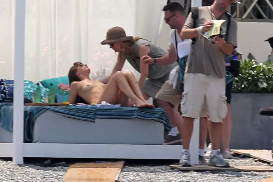 Dakota Johnson films a topless scene for ÔFifty Shades FreedÕ with Jamie Dornan