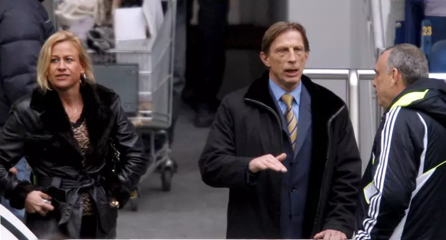 epa01301919 Chelsea's Israeli tecnical director Avram Grant (R) chats with German technical director of FC Koln, Chritoph Daum (C) and his wife Angelica Camm (L) during their training session at Sukru Saracoglu Stadium in Istanbul, Turkey on 01 April 2008. Fenerbahce will face with Chesea at Champions League quarter final first match in Istanbul on 02 April. EPA/KERIM OKTEN