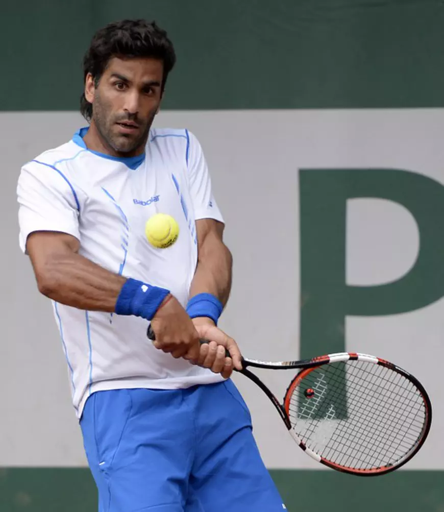 epa04765512 Maximo Gonzalez of Argentina in action against Dusan Lajovic of Serbia during their first round match for the French Open tennis tournament at Roland Garros in Paris, France, 24 May 2015. EPA/CAROLINE BLUMBERG