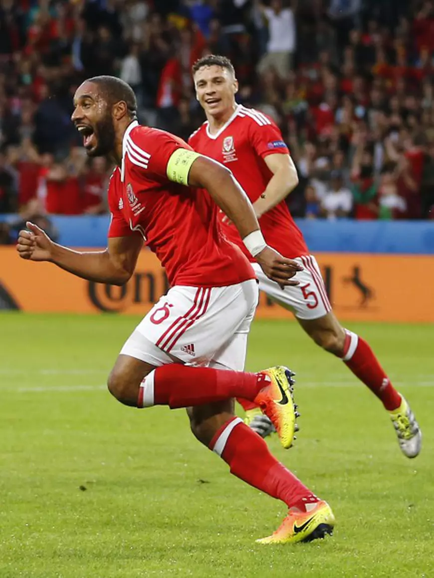 epa05402165 Ashley Williams of Wales celebrates scoring the 1-1 goal during the UEFA EURO 2016 quarter final match between Wales and Belgium at Stade Pierre Mauroy in Lille Metropole, France, 01 July 2016. (RESTRICTIONS APPLY: For editorial news reporting purposes only. Not used for commercial or marketing purposes without prior written approval of UEFA. Images must appear as still images and must not emulate match action video footage. Photographs published in online publications (whether via the Internet or otherwise) shall have an interval of at least 20 seconds between the posting.) EPA/ABEDIN TAHERKENAREH EDITORIAL USE ONLY