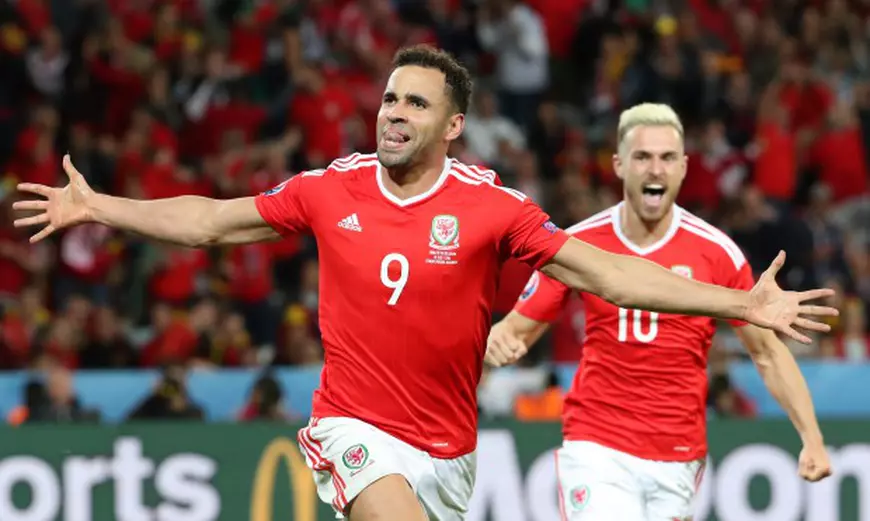 epa05402305 Hal Robson-Kanu (L) of Wales celebrates after scoring the 2-1 goal during the UEFA EURO 2016 quarter final match between Wales and Belgium at Stade Pierre Mauroy in Lille Metropole, France, 01 July 2016. (RESTRICTIONS APPLY: For editorial news reporting purposes only. Not used for commercial or marketing purposes without prior written approval of UEFA. Images must appear as still images and must not emulate match action video footage. Photographs published in online publications (whether via the Internet or otherwise) shall have an interval of at least 20 seconds between the posting.) EPA/SRDJAN SUKI EDITORIAL USE ONLY