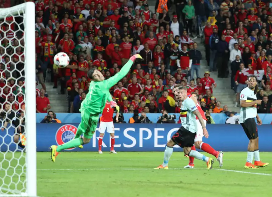 epa05402362 Sam Vokes of Wales (3-R) scores the 3-1 goal during the UEFA EURO 2016 quarter final match between Wales and Belgium at Stade Pierre Mauroy in Lille Metropole, France, 01 July 2016. (RESTRICTIONS APPLY: For editorial news reporting purposes only. Not used for commercial or marketing purposes without prior written approval of UEFA. Images must appear as still images and must not emulate match action video footage. Photographs published in online publications (whether via the Internet or otherwise) shall have an interval of at least 20 seconds between the posting.) EPA/SRDJAN SUKI EDITORIAL USE ONLY