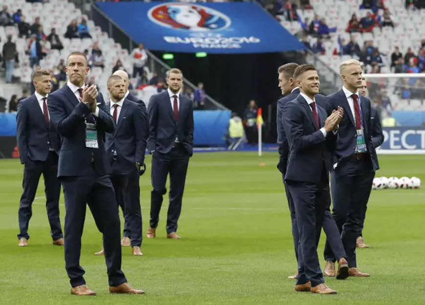 epa05405947 Players of Iceland inspect the pitch before the UEFA EURO 2016 quarter final match between France and Iceland at Stade de France in Saint-Denis, France, 03 July 2016. (RESTRICTIONS APPLY: For editorial news reporting purposes only. Not used for commercial or marketing purposes without prior written approval of UEFA. Images must appear as still images and must not emulate match action video footage. Photographs published in online publications (whether via the Internet or otherwise) shall have an interval of at least 20 seconds between the posting.) EPA/ETIENNE LAURENT EDITORIAL USE ONLY