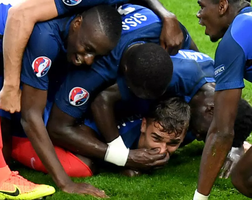epa05406221 Antoine Griezmann of France (bottom C) celebrates with teammates after scoring the 4-0 goal during the UEFA EURO 2016 quarter final match between France and Iceland at Stade de France in Saint-Denis, France, 03 July 2016. (RESTRICTIONS APPLY: For editorial news reporting purposes only. Not used for commercial or marketing purposes without prior written approval of UEFA. Images must appear as still images and must not emulate match action video footage. Photographs published in online publications (whether via the Internet or otherwise) shall have an interval of at least 20 seconds between the posting.) EPA/GEORGI LICOVSKI EDITORIAL USE ONLY