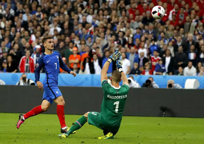 epa05406223 Antoine Griezmann of France (L) scores the 4-0 during the UEFA EURO 2016 quarter final match between France and Iceland at Stade de France in Saint-Denis, France, 03 July 2016. (RESTRICTIONS APPLY: For editorial news reporting purposes only. Not used for commercial or marketing purposes without prior written approval of UEFA. Images must appear as still images and must not emulate match action video footage. Photographs published in online publications (whether via the Internet or otherwise) shall have an interval of at least 20 seconds between the posting.) EPA/ABEDIN TAHERKENAREH EDITORIAL USE ONLY