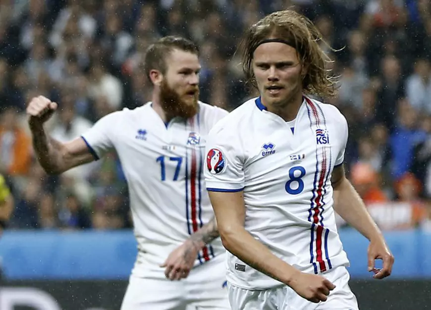 epa05406370 Birkir Bjarnason of Iceland (R) reacts after scoring the 5-2 during the UEFA EURO 2016 quarter final match between France and Iceland at Stade de France in Saint-Denis, France, 03 July 2016. (RESTRICTIONS APPLY: For editorial news reporting purposes only. Not used for commercial or marketing purposes without prior written approval of UEFA. Images must appear as still images and must not emulate match action video footage. Photographs published in online publications (whether via the Internet or otherwise) shall have an interval of at least 20 seconds between the posting.) EPA/ABEDIN TAHERKENAREH EDITORIAL USE ONLY