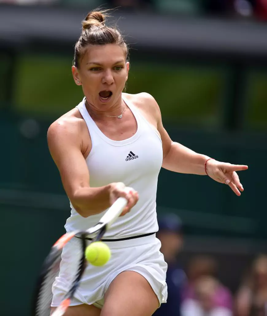 epa05408832 Simona Halep of Romania returns to Angelique Kerber of Germany in their quarter final match during the Wimbledon Championships at the All England Lawn Tennis Club, in London, Britain, 05 July 2016. EPA/GERRY PENNY EDITORIAL USE ONLY/NO COMMERCIAL SALES