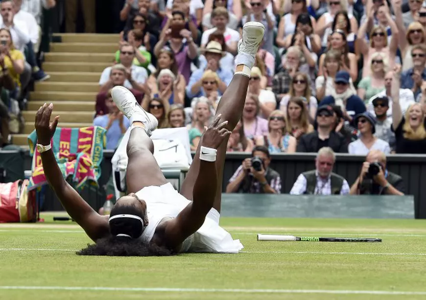 epa05417192 Serena Williams of the US celebrates her win over Angelique Kerber of Germany in their ladies' singles final during the Wimbledon Championships at the All England Lawn Tennis Club, in London, Britain, 09 July 2016. EPA/FACUNDO ARRIZABALAGA EDITORIAL USE ONLY/NO COMMERCIAL SALES