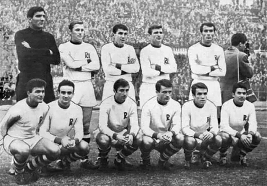 Ion Ionescu (al patrulea de la stânga la dreapta pe rândul de jos) este cel mai prolific jucător din istoria Rapidului