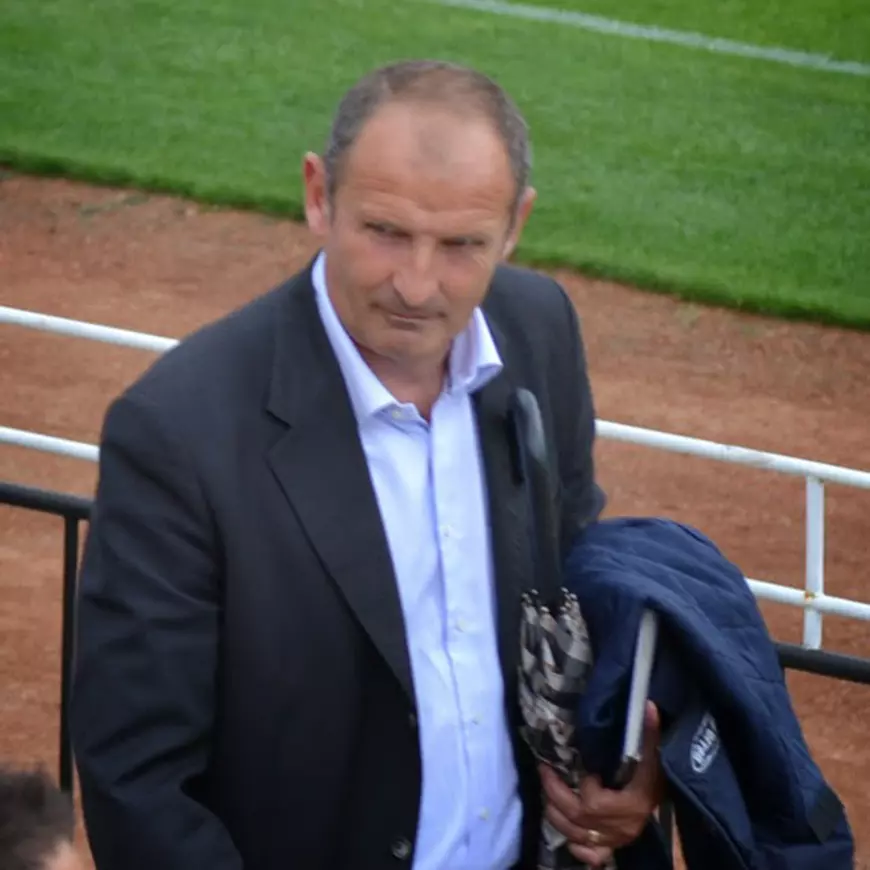 Aurelian Simion este observator, deși a fost dat afară de două ori pentru incompetență când era arbitru!