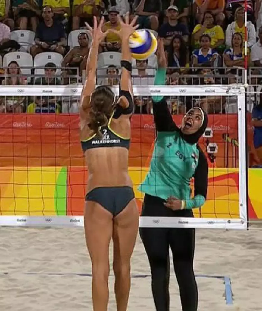 Jocurile Olimpice. Două lumi s-au înfruntat la volei pe plajă: unele, dezbrăcate, altele, împachetate | GALERIE FOTO