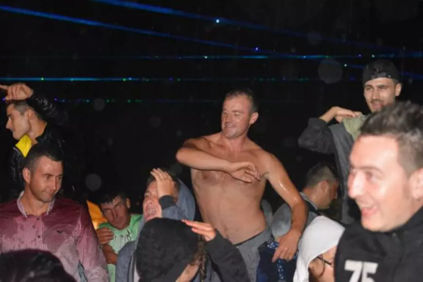 48-isterie-in-ploaie-la-1-noaptea-masculii-infierbantati-au-sarit-pe-lora-cantareata-blocata-pe-scena-salvata-de-jandarmi-video-galerie-foto