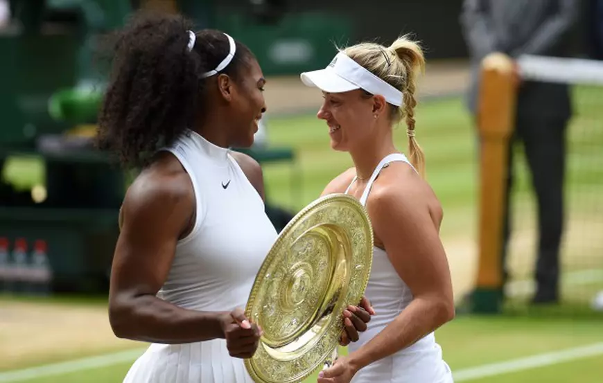 Serena Williams (stânga) și Angelique Kerber, câștigătoarea și învinsa finalei de anul acesta de la Wimbledon. (FOTO: EPA)