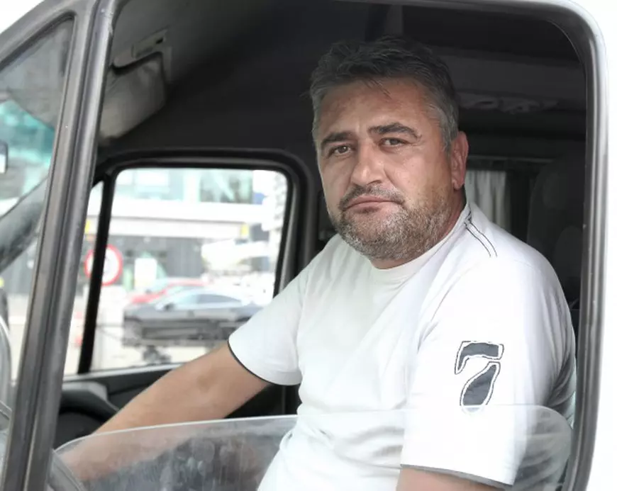 Sorinel Andrei are 44 de ani și conduce o dubă de transport persoane