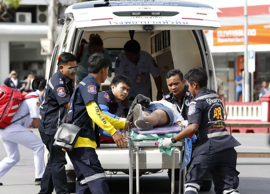 epa05476247 Thai rescue workers rush an injured victim to a hospital after two bombs exploded at the city clock tower in the center of Hua Hin, Thailand, 12 August 2016. A series of bomb attacks in the resort city of Hua Hin killed at least two people and injured more than 20 people including foreign tourists. EPA/RUNGROJ YONGRIT