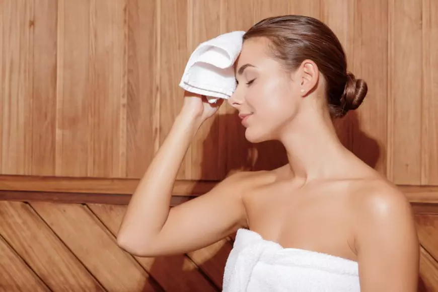 femeie transpira la sauna