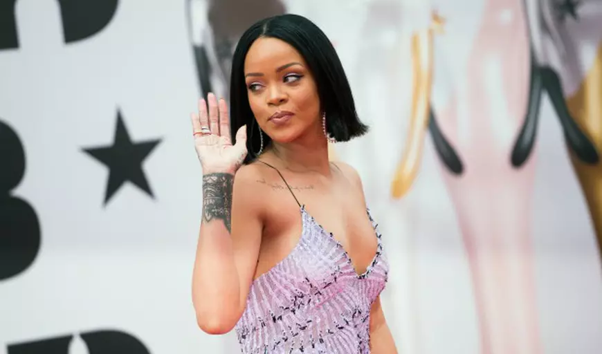 epa05179123 Barbadian-born singer Rihanna arrives on the red carpet for the 2016 Brit Awards at the O2 Arena in Greenwich, London, Britain, 24 February 2016. EPA/ANDREW COWIE