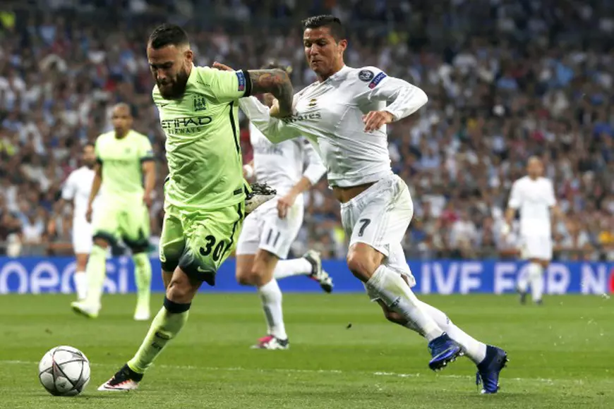 epa05290008 Real Madrid's Portuguese striker Cristiano Ronaldo (R) in action against Manchester City's Argentinian defender Nicolas Otamendi (L) during the UEFA Champions League semi final, second leg soccer match between Real Madrid and Manchester City at Santiago Bernabeu stadium in Madrid, Spain, 04 May 2016. Real Madrid won 1-0.  EPA/KIKO HUESCA