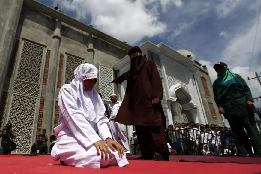 Indonezia - trei cupluri au fost bicuite - EPA