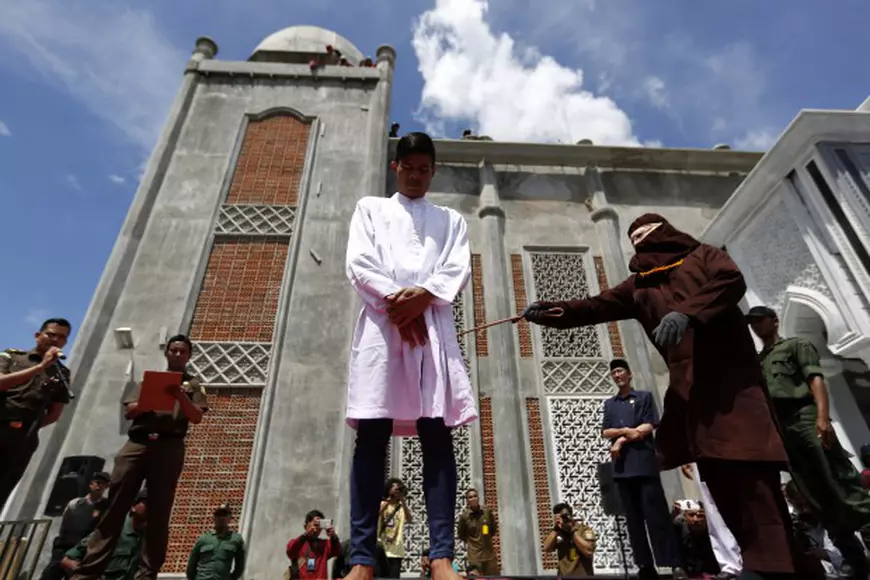 Indonezia - trei cupluri au fost bicuite - EPA