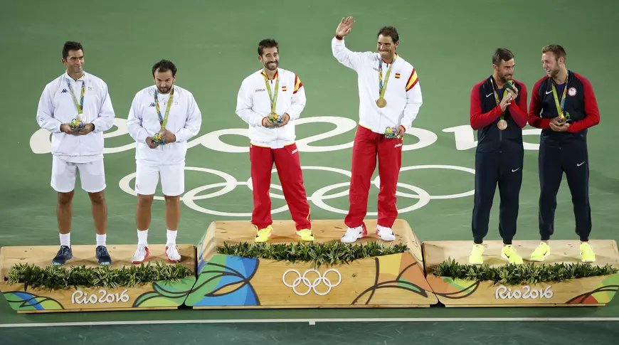 epa05479056 (L-R) Horia Tecau and Florin Mergea of Romania (silver), Marc Lopez and Rafael Nadal of Spain (gold) and Steve Johnson and Jack Sock of the US (bronze) on the medal stands after the Rio 2016 Olympic Games Men's Doubles at the Olympic Tennis Centre in the Olympic Park in Rio de Janeiro, Brazil, 12 August 2016. EPA/MICHAEL REYNOLDS
