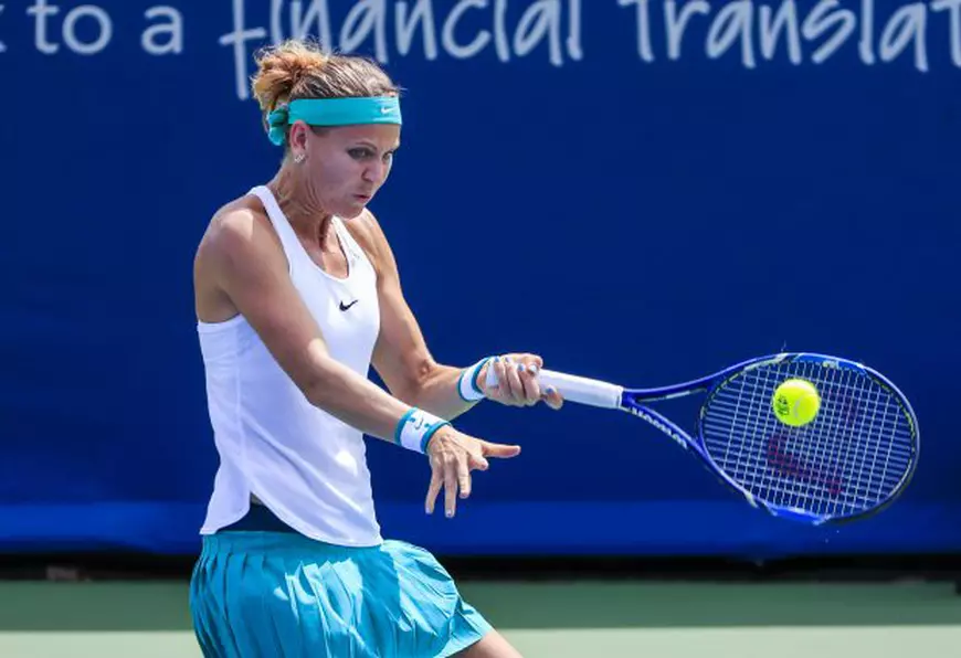 epa05493977 Lucie Safarova of the Czech Republic hits a return shot to Andrea Petkovic of Germany in their first round match of the Western & Southern Open tennis championships at the Linder Family Tennis Center in Mason, near Cincinnati, Ohio, USA, 17 August 2016. EPA/TANNEN MAURY