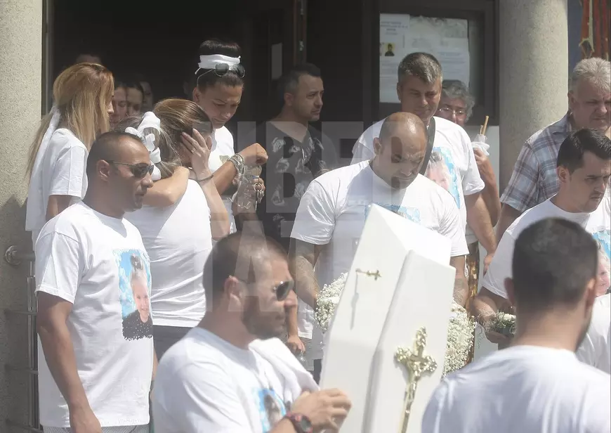 inmormantare fetita (2)