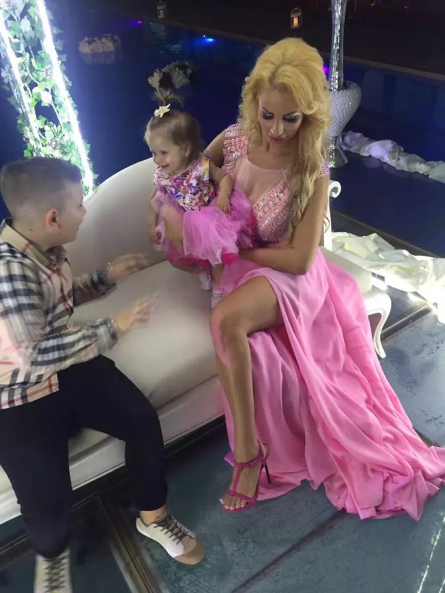 Sânziana Buruiană și fetița ei, Izabela