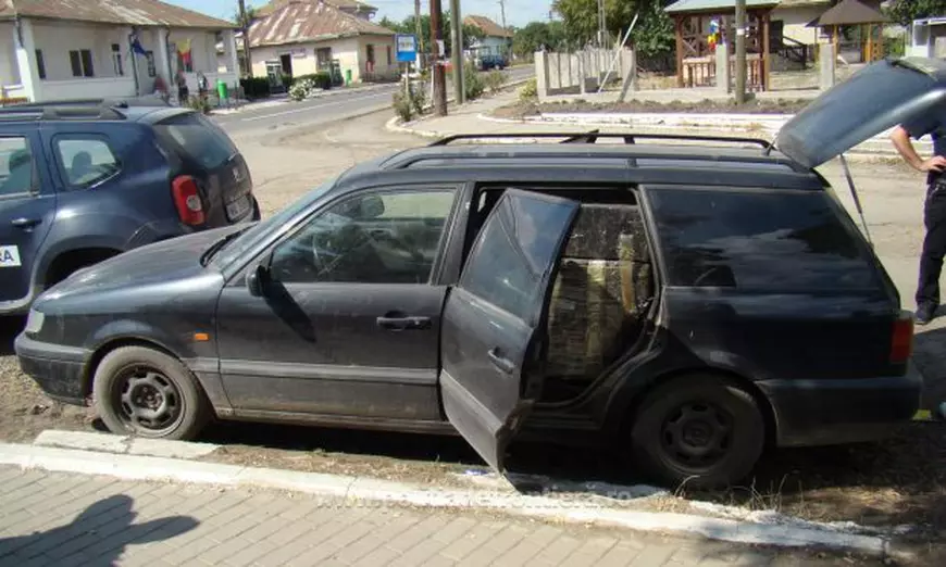 În Volkswagen-ul neînmatriculat oprit de polițiștii de frontieră de la Rădăuți-Prut au fost descoperite aproape 8.000 de pachete de țigări de contrabandă