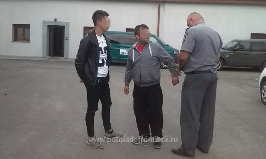 Încătușați, cei doi kosovari prinși la granița cu Serbia vor fi expulzați în țara vecină pentru trecere frauduloasă a frontierei