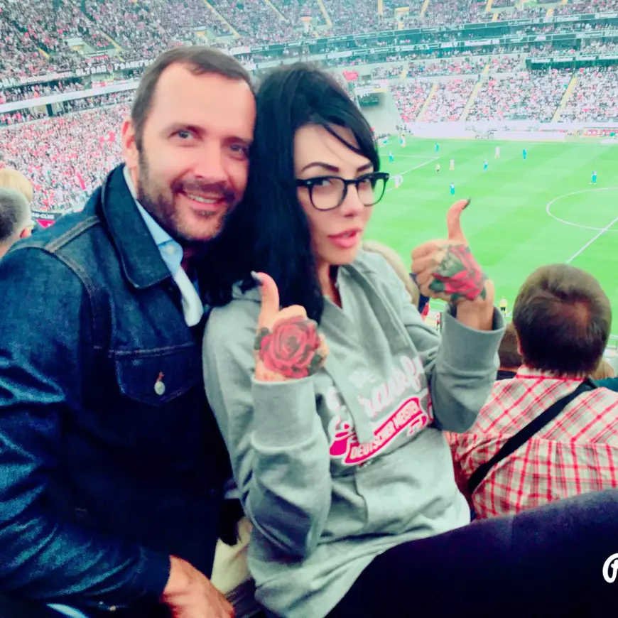 DJ Wanda, alături de iubitul ei neamț, Stephan, cu care a avut o întâlnire romantică pe un stadion din Frankfurt