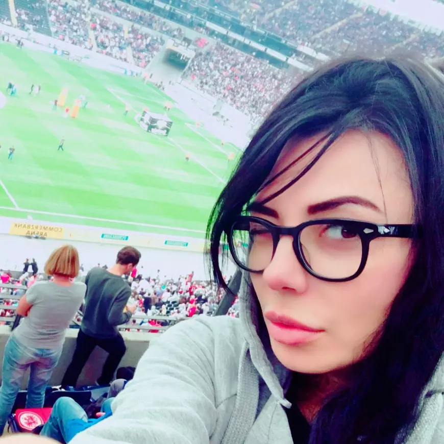 DJ Wanda, în tribune, pe un stadion din Frankfurt