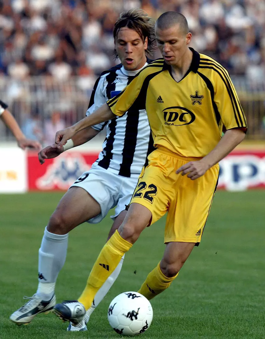 epa000490969 Srdjan Radonjic (L) of Partizan Belgrade struggles for the ball with Florin Lacusta (R) of Sheriff Tiraspol during their UEFA Champions League second qualifying round, first-leg football match in Belgrade, Wednesday 27 July 2005.  EPA/KOCA SULEJMANOVIC