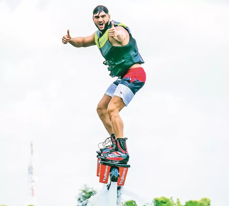 Flyboarding și senzații tari, adică distracție la superlativ. Zborul deasupra apei îi place la nebunie lui Dorian Popa