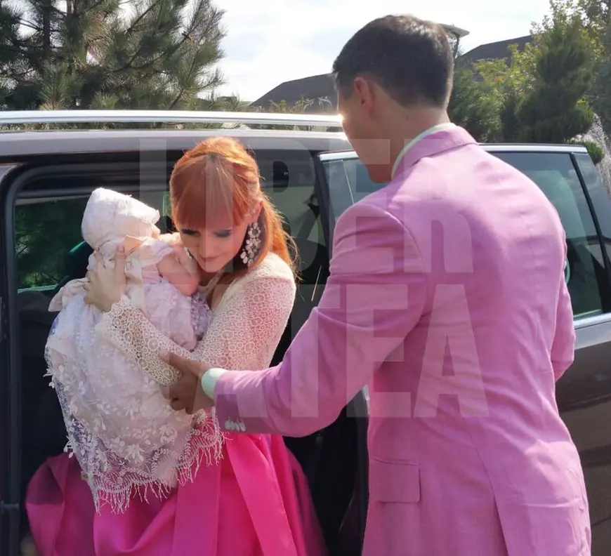 Alina Sorescu și Alexandru Ciucu și-au asortat ținutele la botezul fiicei lor, Ana Raisa